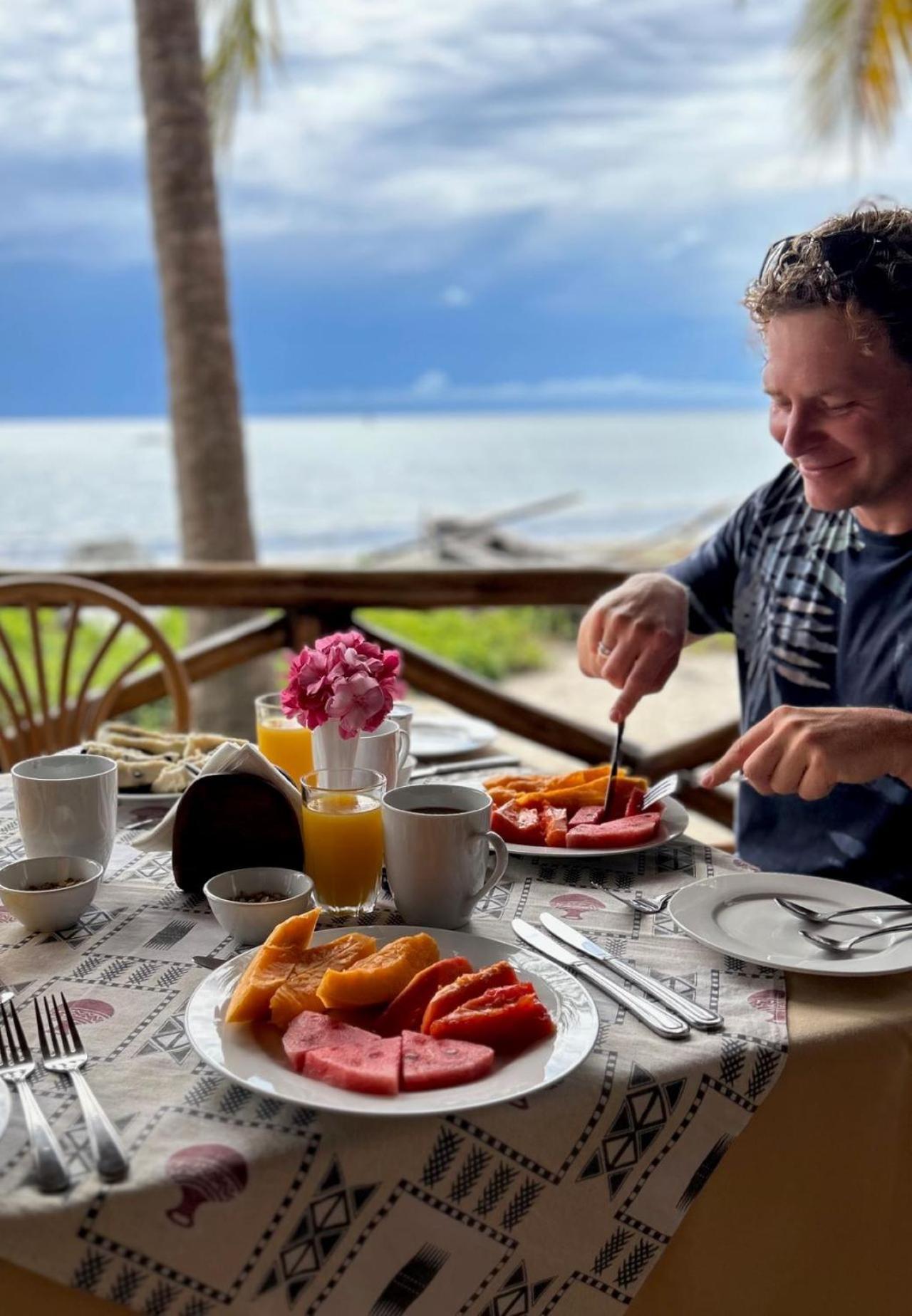 Barry'S Beach Resort Mkwaja Экстерьер фото